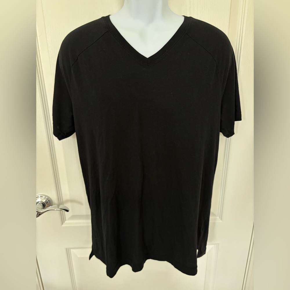 ALO Yoga V-Neck Men's T-Shirt — Black — Men’s Medium